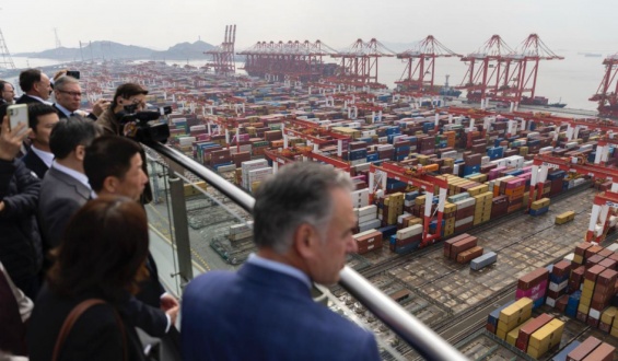 Yamand� Orsi recorri� el puerto de Shangh�i, considerado el m�s importante del mundo