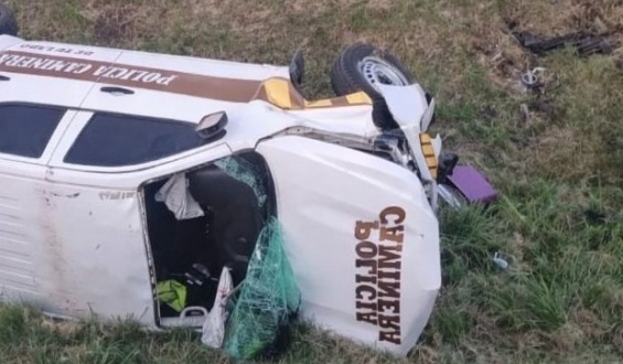 Un m�vil policial en el que viajaban tres agentes choc� contra una rotonda en Ruta 5