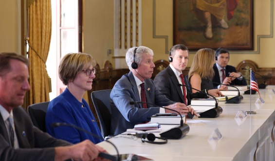 Venezuela anuncia una "asociaci�n productiva" a largo plazo con EEUU