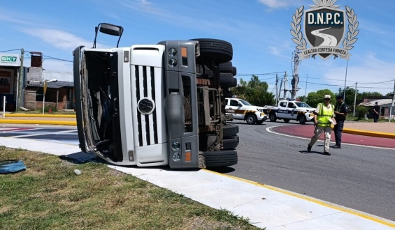 Cami�n cargado de leche despist� y volc�