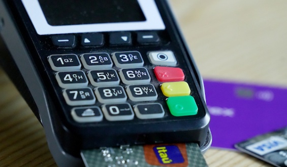 Formalizan a empresario que vend�a ropa falsa de Valentino