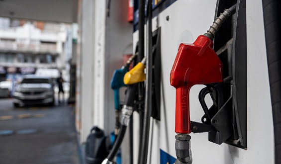 El Poder Ejecutivo anunci� una disminuci�n en los combustibles para marzo y abril basados en los informes de la Ursea