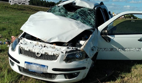 Tres personas resultaron con heridas graves tras el vuelco de una camioneta 