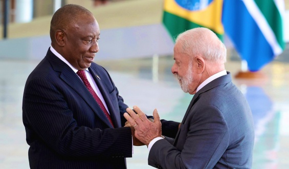 Lula advierte que Brasil y Sud�frica deben "preparar sus defensas" porque pueden ser "invadidos"