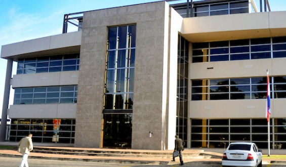 Para industriales reducir la jornada laboral es pegarse un tiro en el pie