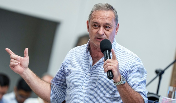 Para �lvaro Delgado, la apertura de las empresas p�blicas para el mercado de capitales generar� control social