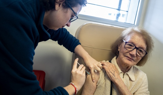 Adultos mayores en residenciales tiene buena aceptaci�n a la vacuna contra la gripe y menos adhesi�n a la de Covid 