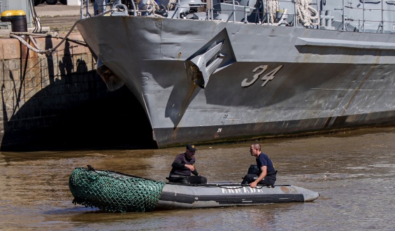 La Armada contin�a buscando al pescador que cay� de una embarcaci�n en el Puertito Del Buceo