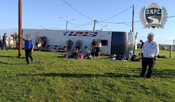 Volc� un �mnibus de EGA con 50 personas a bordo en Flores