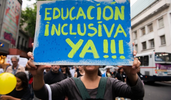 Miles de familias con personas discapacitadas esperan para recibir un asistente personal