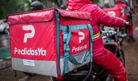 Trabajadores de PedidosYa realizan una movilizaci�n en plaza Independencia por el asesinato de un trabajador