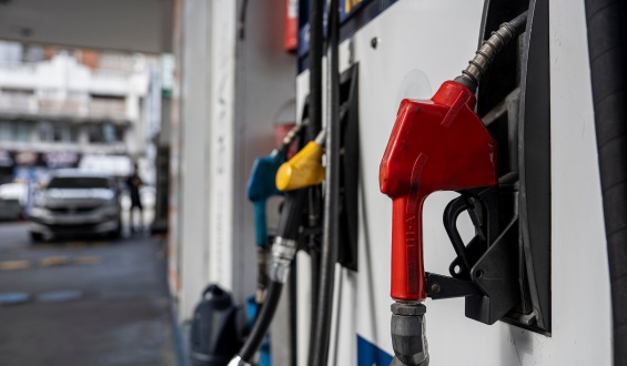 Los Ministerios de Industria y Econom�a evaluar�n la pr�xima semana las medidas tomadas sobre el costo de los combustibles