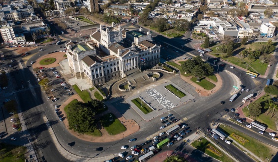 Mario Bergara dijo que al momento solamente vieron un dibujo inicial del proyecto en la zona del Palacio Legislativo