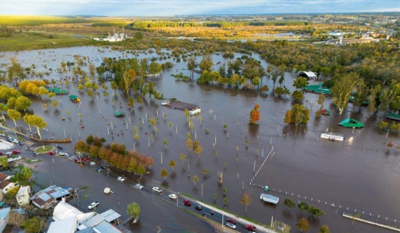 Quince personas evacuaron sus hogares en Tacuaremb� debido a la crecida de los arroyos en la periferia de la capital departamental