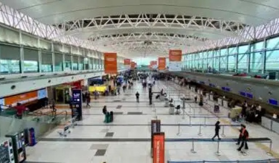 Se cancelaron y suspendieron vuelos en Ezeiza por la niebla 