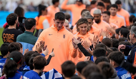 Jugadores de la selecci�n y seiscientos ni�os en la despedida Celeste