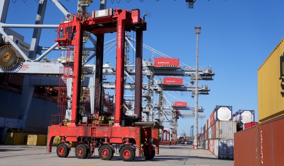 Trabajadores de Terminal Cuenca del Plata realizan un paro para reunirse en asamblea y tratar el convenio colectivo