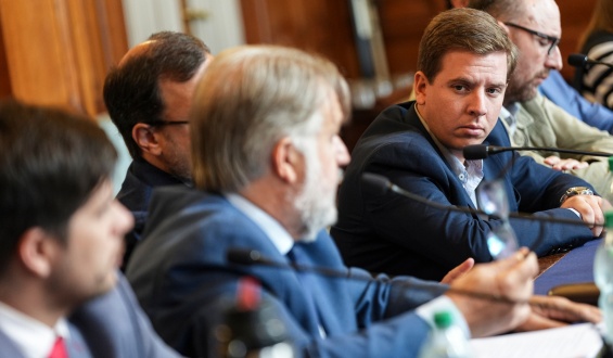 El lunes comparecer� ante la comisi�n investigadora del caso Cardama el exministro de Defensa, Armando Castaingdebat