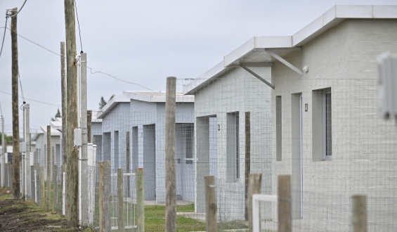 El Ministerio de Vivienda y Ordenamiento Territorial entreg� 158 soluciones habitacionales a familias de Paysand�