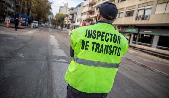 Un inspector de tr�nsito de Canelones fue agredido luego de detener a dos personas que viajaban en una moto