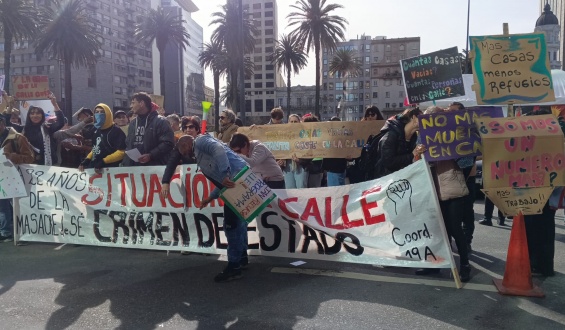 Bajo la consigna: "Situaci�n de calle, crimen de Estado" personas se movilizaron a Torre Ejecutiva y entregaron una proclama