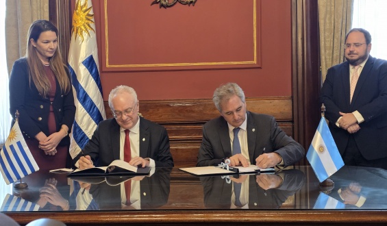 Los cancilleres de Uruguay y Argentina firmaron un acuerdo a�reo que comprende mayor flexibilidad para los viajes entre ambos pa�ses