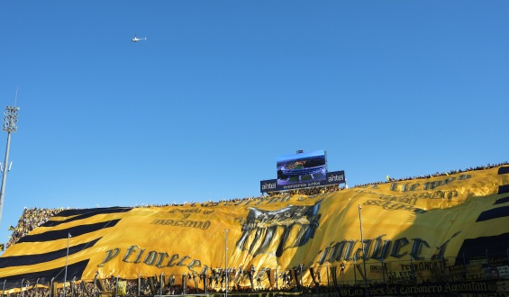 Pe�arol: quita de un punto, multa econ�mica y sin hinchada