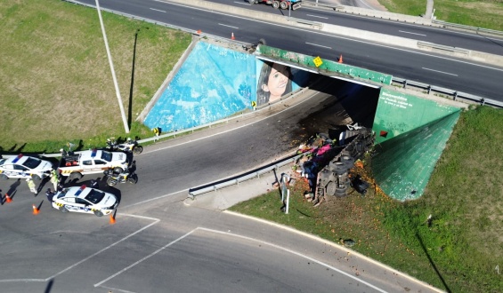 Un cami�n con carga cay� desde el puente de ruta 48 sobre ruta 5
