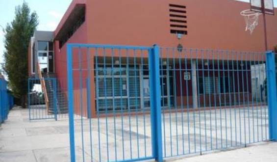 Madre de la joven involucrada en pelea en el Liceo 43 desmiente al n�cleo sindical y niega que su esposo prometiera "regalar tiros"