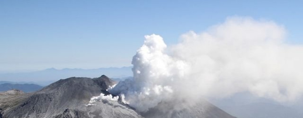 Alpinistas mexicanos tratan de rescatar cuerpo momificado en Pico de Orizaba