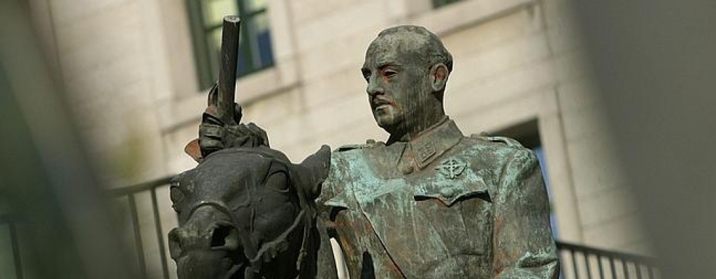 Caza a los s�mbolos del franquismo todav�a presentes en Espa�a