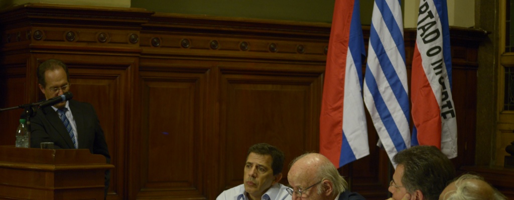 Parlamento rindi� homenaje al ex pol�tico y periodista colorado Manuel Flores Mora