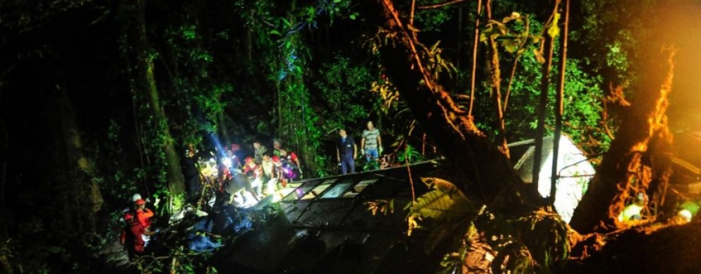 Mueren 49 personas en bus que cay� por despe�adero en Brasil
