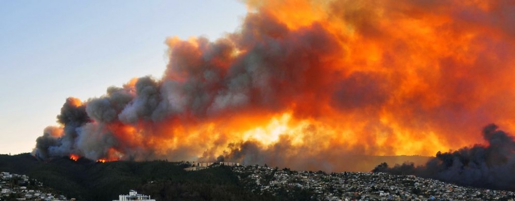 Disminuye intensidad de incendio en Valpara�so, pero a�n no est� controlado