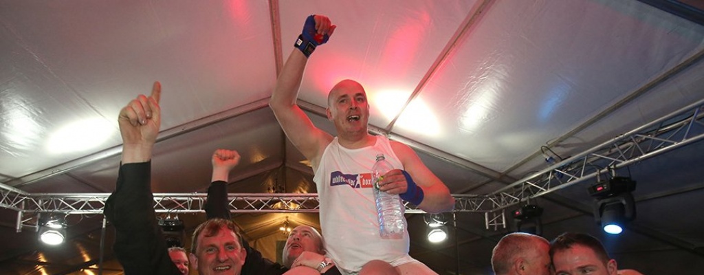 Un cura boxeador, estrella del momento en Irlanda
