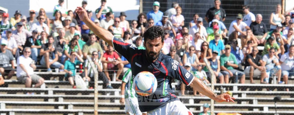 Atenas sigue su racha; Le gan� 2-1 a Wanderers