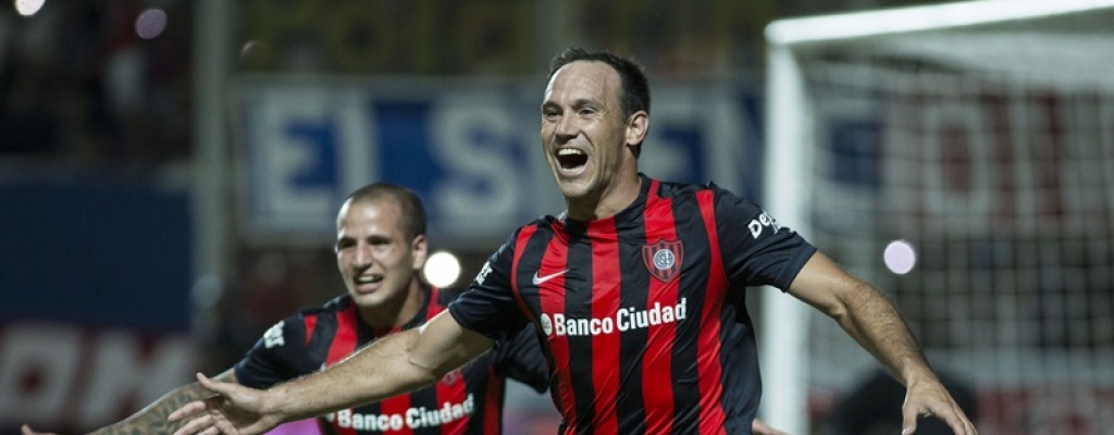 San Lorenzo le gan� el cl�sico a Hurac�n; Un hincha muri� al caer 50 metros