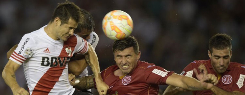 River empat� de local y se complic�; Victorias de Cruzeiro y Barcelona
