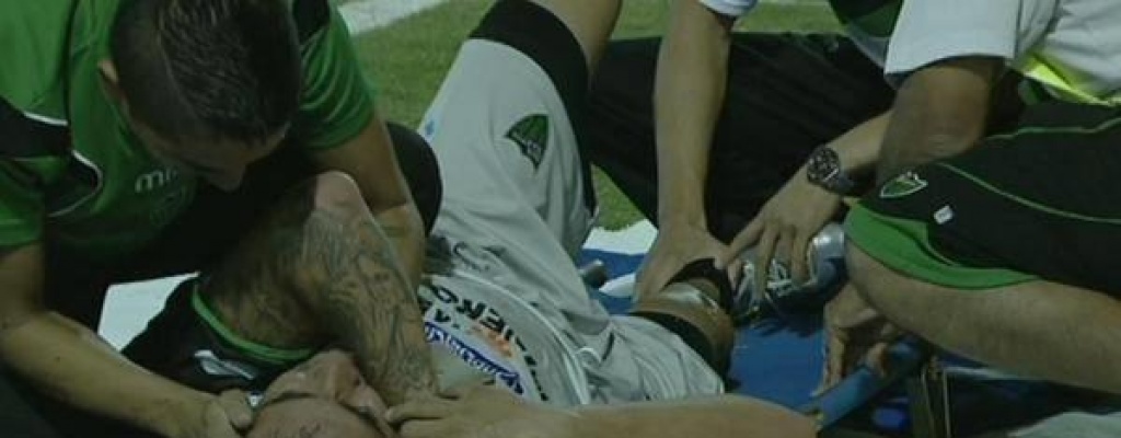 Carlos Bueno se fractur� la tibia y el peron� tras una patada de Ori�n