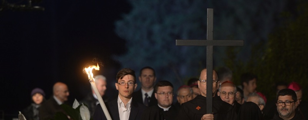 V�a Crucis en Coliseo conden� la pena de muerte y la pederastia