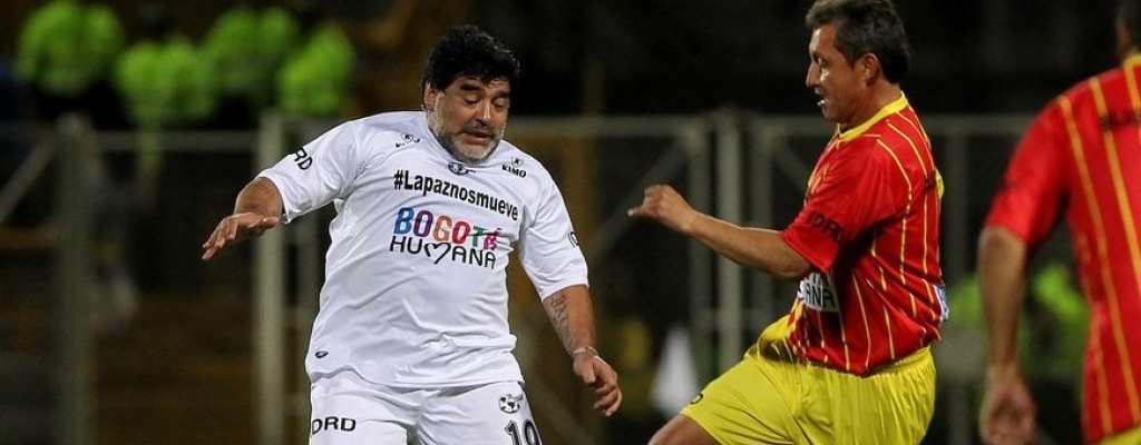 Maradona jug� junto a futbolistas colombianos el "Partido por la Paz"