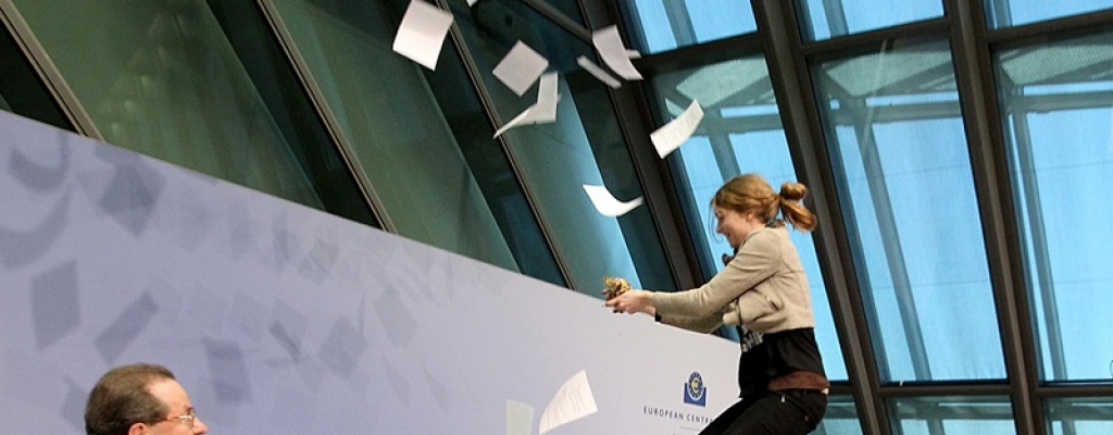 Activista arremeti� contra presidente del Banco Central Europeo