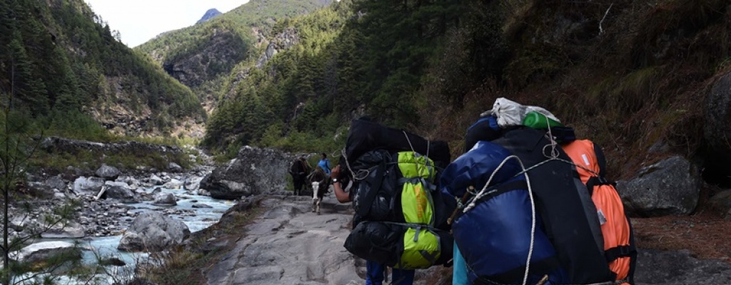 Centenares de alpinistas recuerdan en el Everest a v�ctimas de avalancha