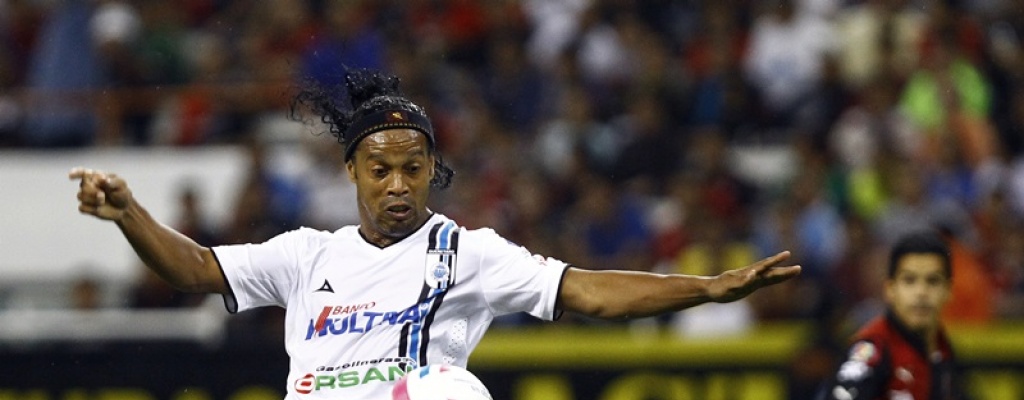 Con doblete de Ronaldinho el Quer�taro gole� 4-0 al campe�n Am�rica en el f�tbol mexicano