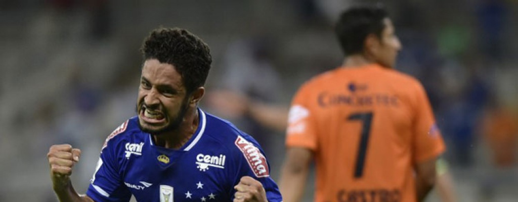 Cruzeiro, Universitario, Estudiantes y Atl�tico Nacional a octavos