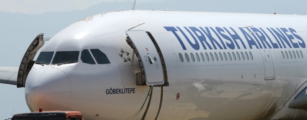 Aterrizaje forzoso de avi�n de Turkish Airlines con reactor en llamas