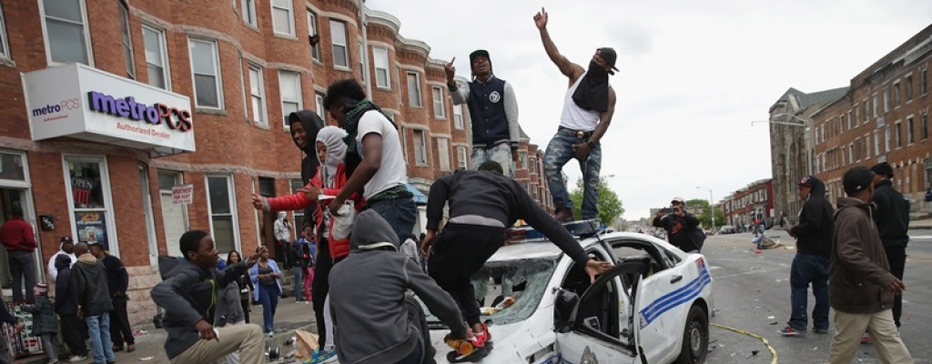 Decretan toque de queda en Baltimore tras protestas por caso racial