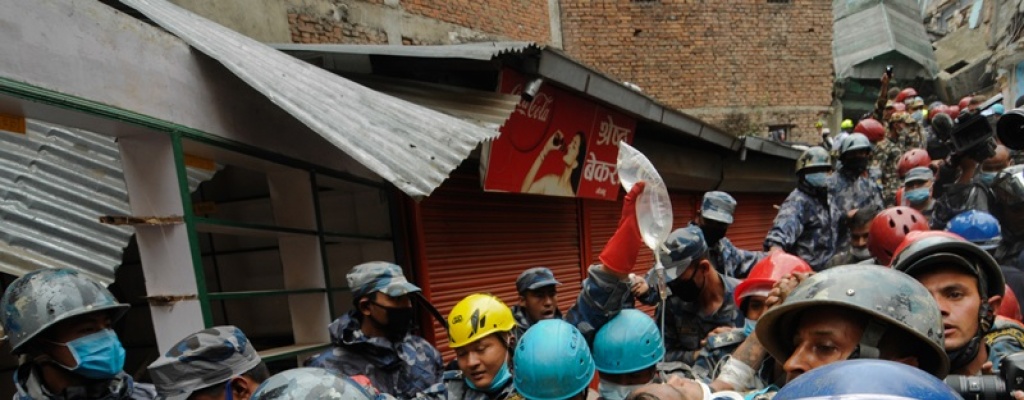 Nepal: Rescatan a joven que sobrevivi� cinco d�as bajo escombros