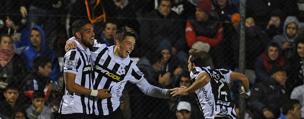 Wanderers empat� 1-1 ante Racing y definir� la serie en Avellaneda