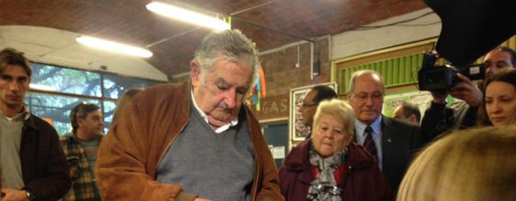 Mujica pidi� por reforma electoral: Partidos pol�ticos son "dependientes de conseguir dinero"